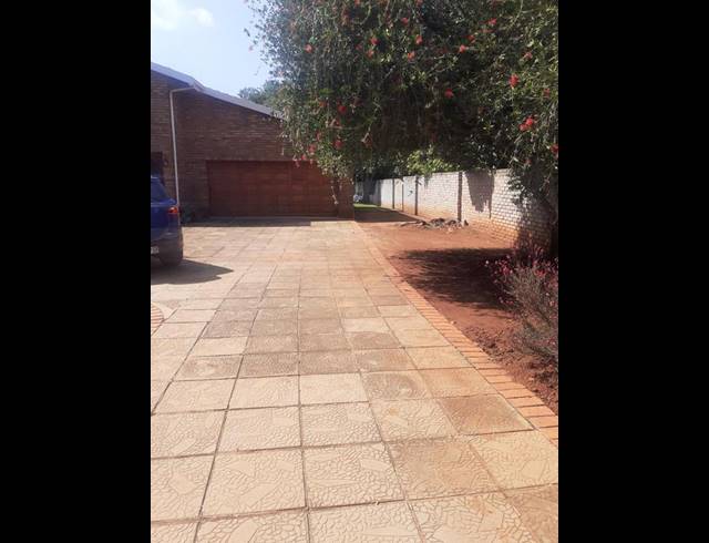 4 BEDROOM PROPERTY TO RENT IN LAKEFIELD